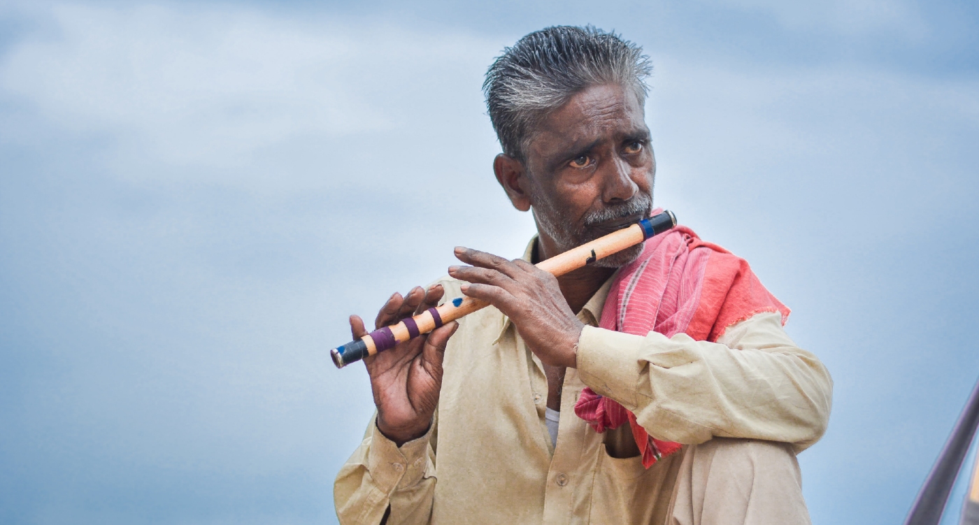 Playing flute. Негр с флейтой. Чернокожий флейтист. Индийская музыка флейта. Туземец играет на флейте.